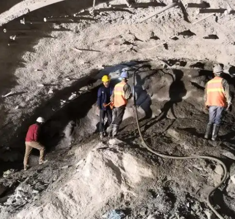 七叉镇拱顶带模注浆料的施工流程及注意事项